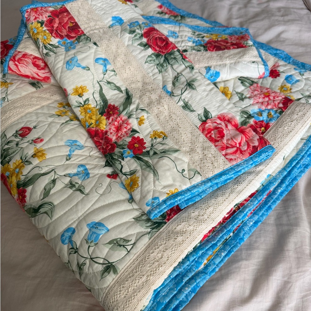 The Pioneer Woman Sweet Rose Quilt with Pillows Shams King